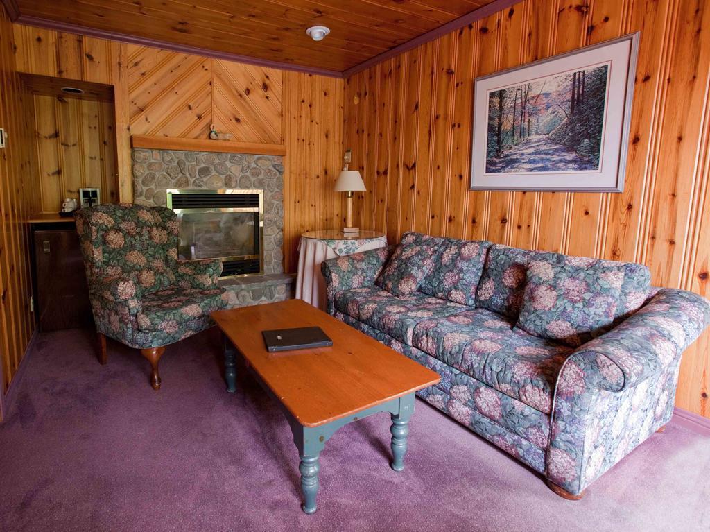 Pow Wow Point Lodge Huntsville Esterno foto